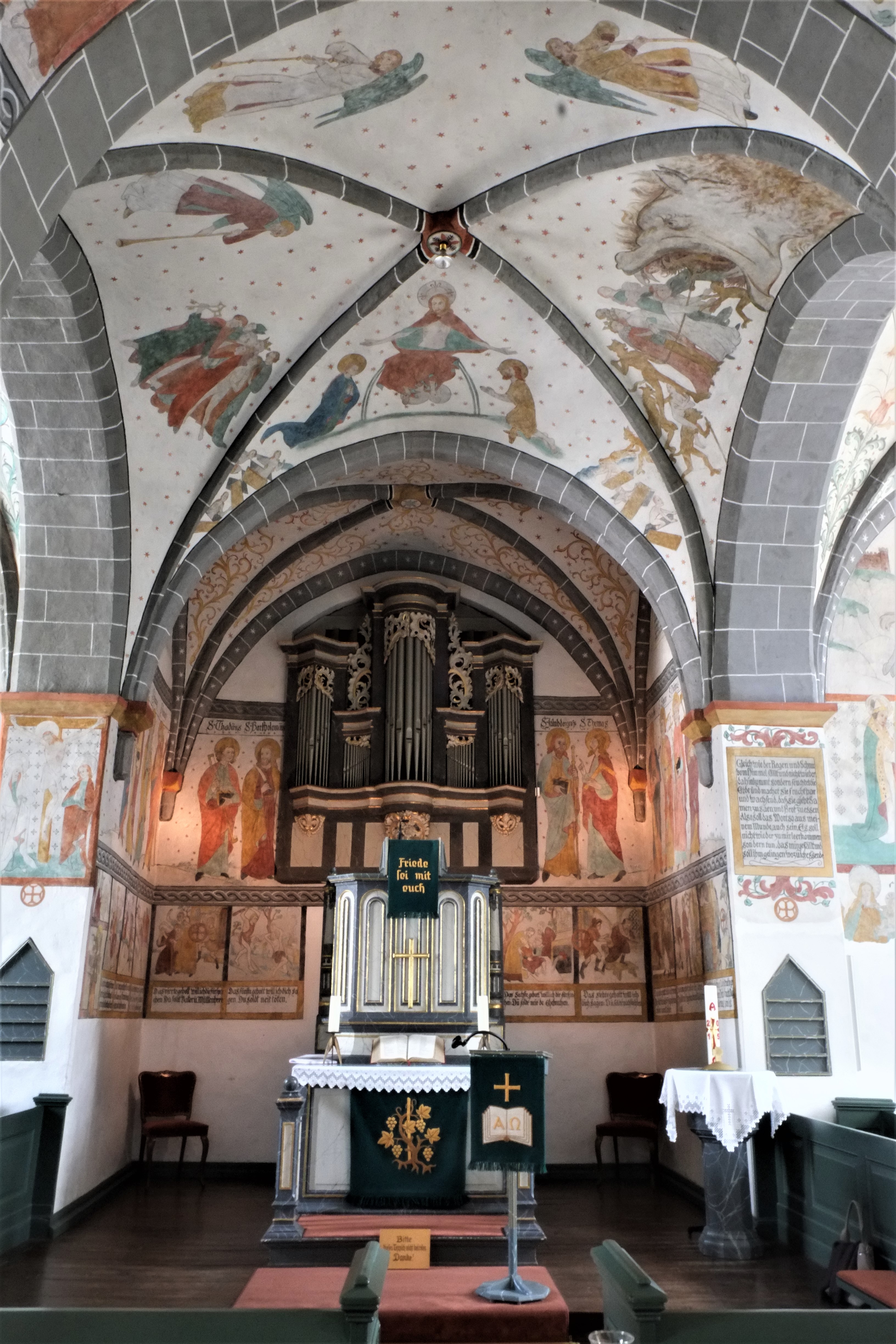 Bunte Kirche Lieberhausen - Altar und Orgel. Gespielt wird die Orgel von der gegenüberliegenden Empore aus.