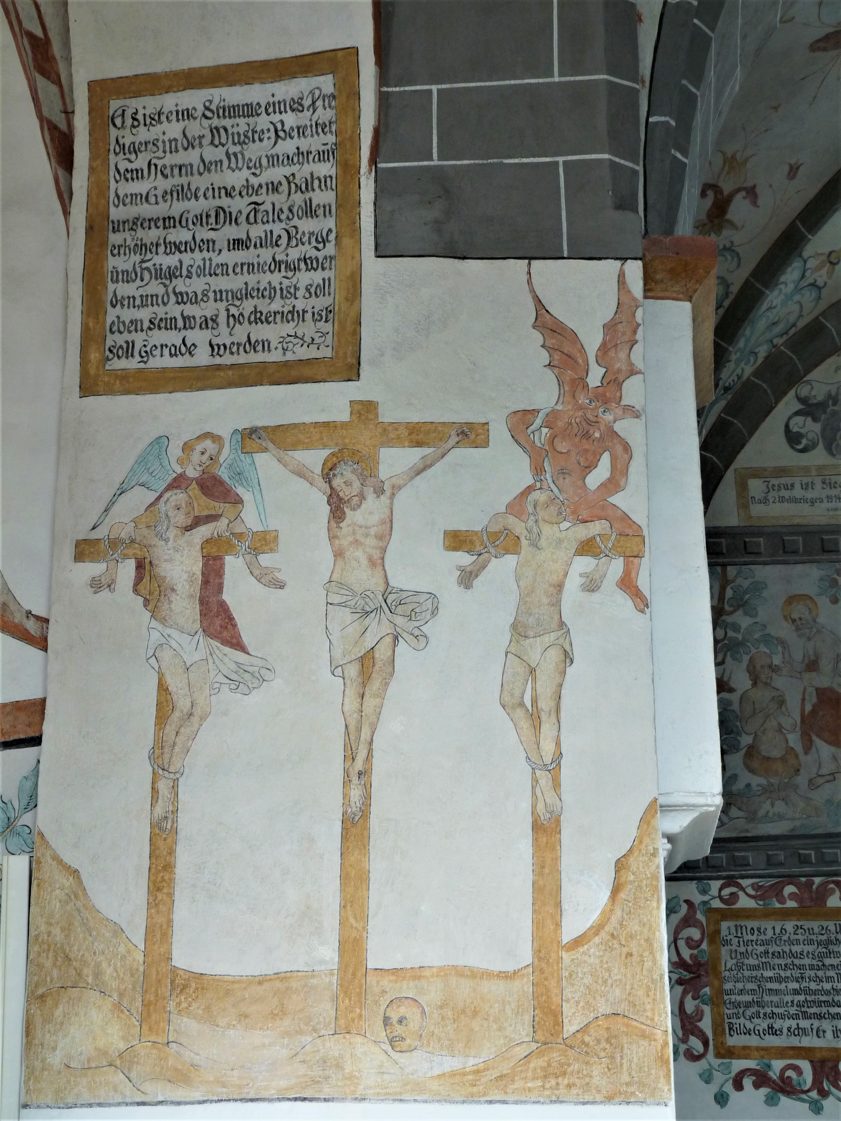 Bunte Kirche Lieberhausen - Darstellung Jesus am Kreuz zwischen den Schächern
