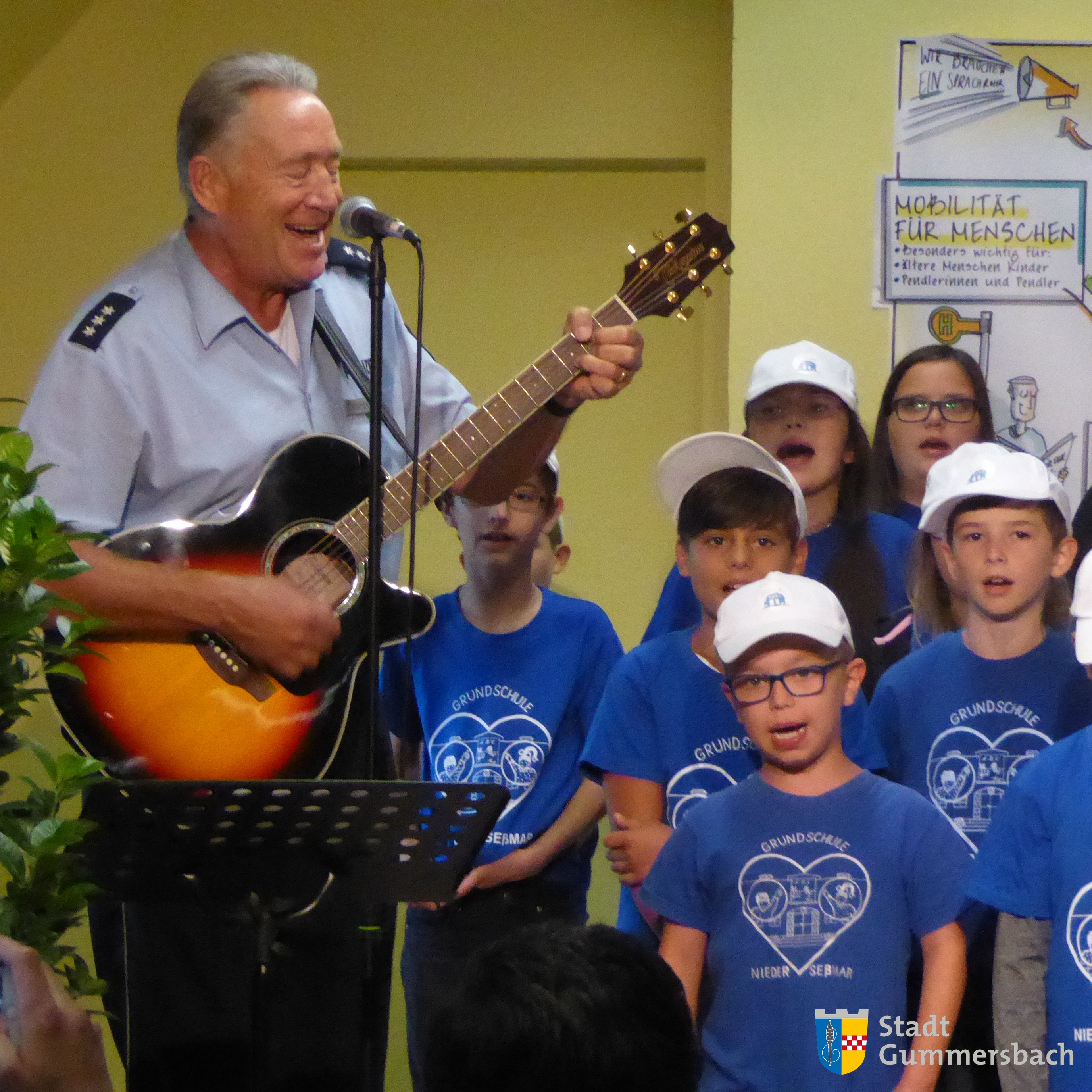 Das Walking-Bus-Lied sangen die Kinder der GGS Niederseßmar mit Hartmut Dirlenbach zur Begrüßung des Ministers.