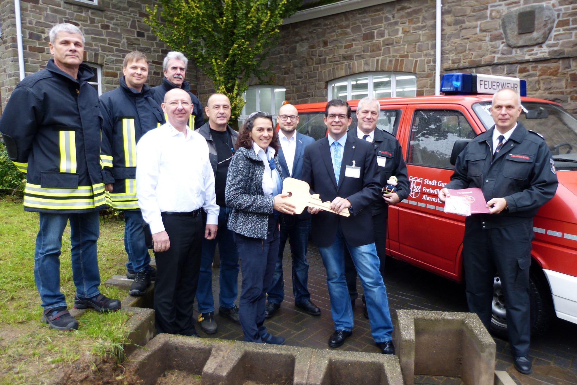 Bürgermeister Frank Helmenstein übergibt das Mannschaftstransportfahrzeug der Feuerwehr an Eaton-Werksleiterin Jesiele Lima. (Foto: Stadt Gummersbach)